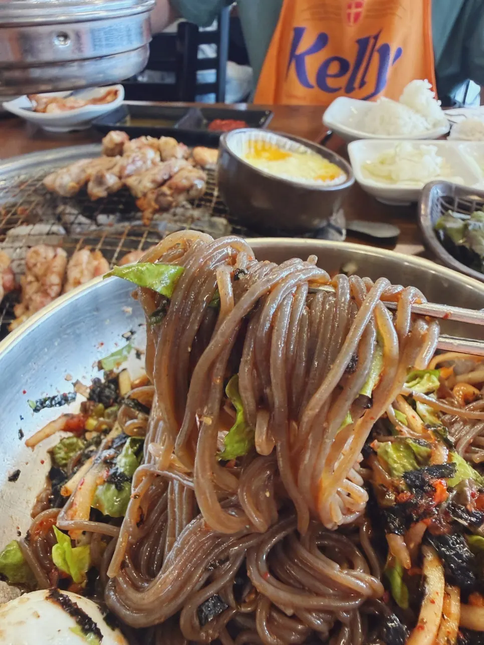 푸짐하게 담긴 메밀막국수