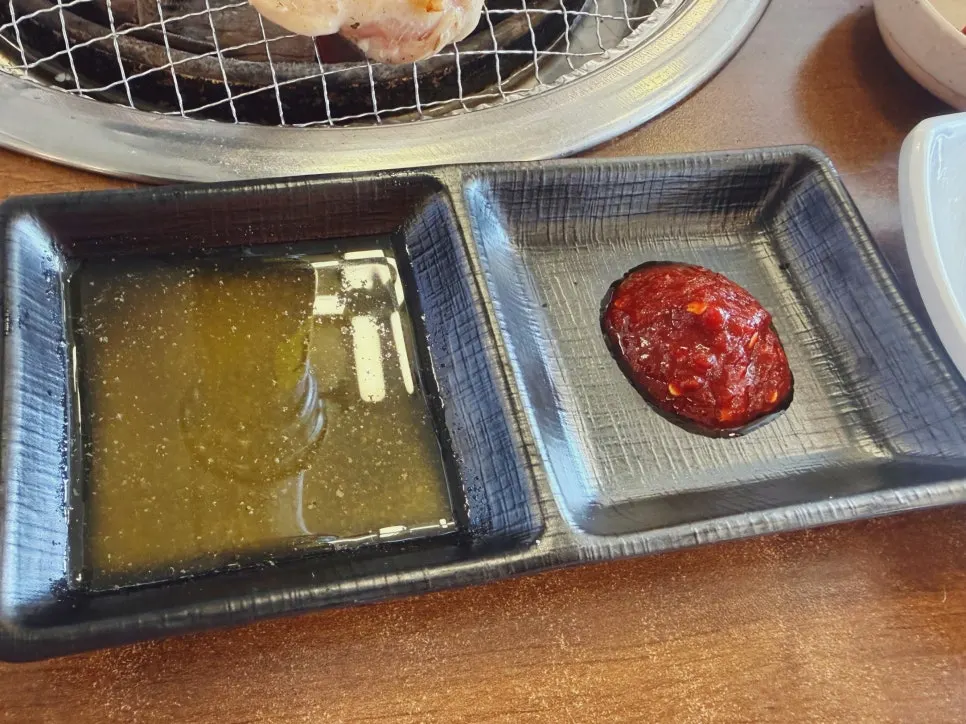 젓가락으로 들어올린 메밀막국수 면발