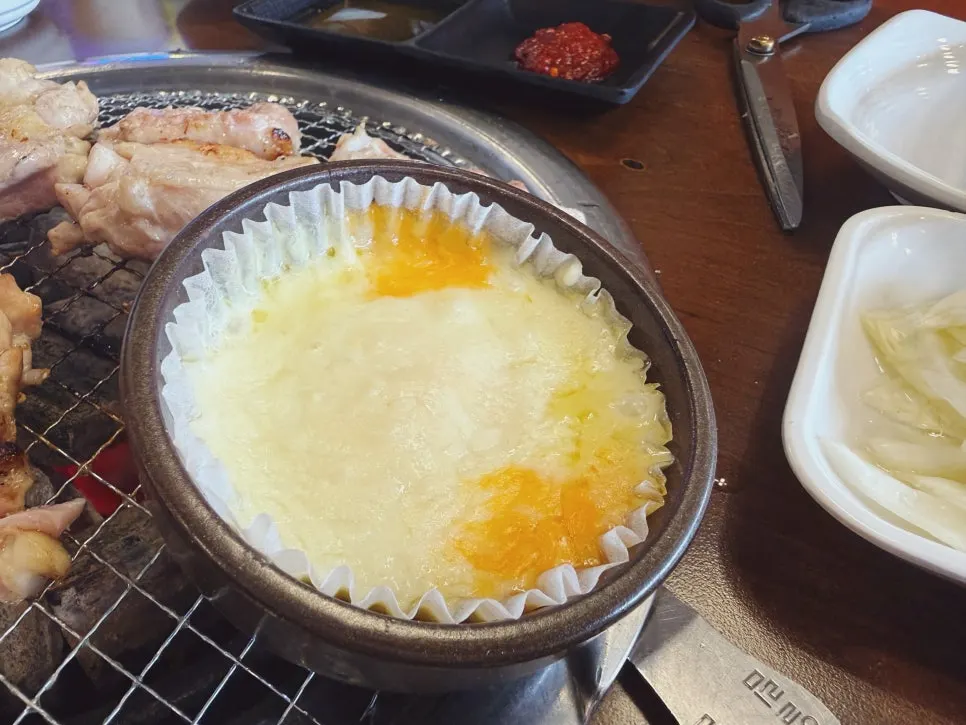 청양고추양념을 올린 닭갈비 한 점