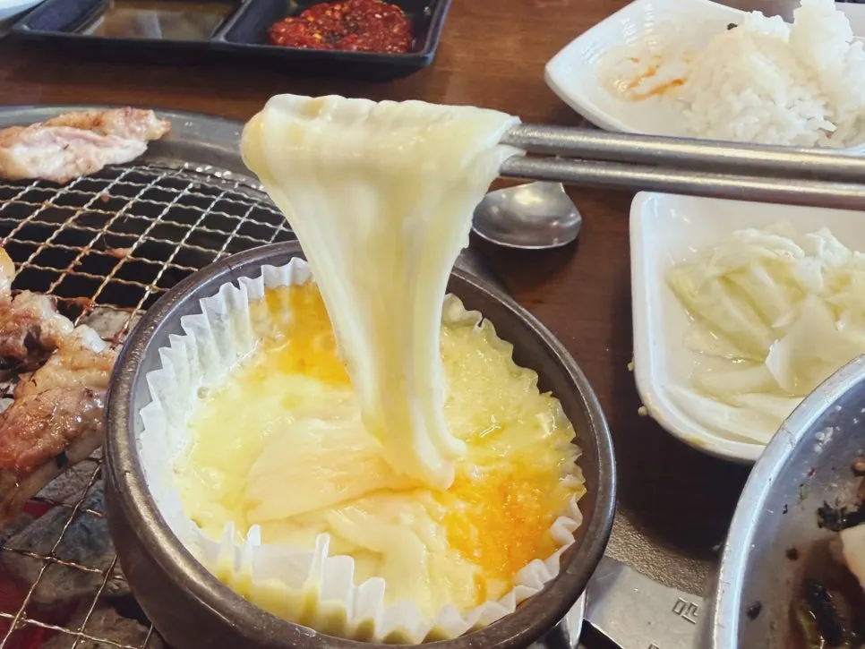부드럽게 녹은 치즈퐁듀