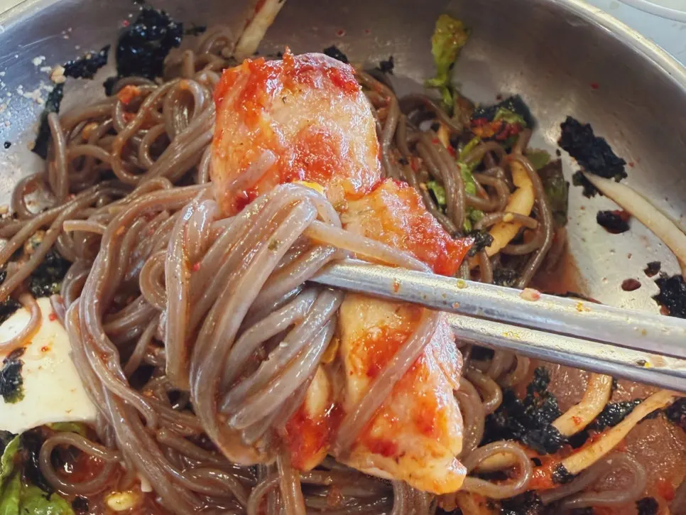 막국수 위에 올린 숯불 닭갈비