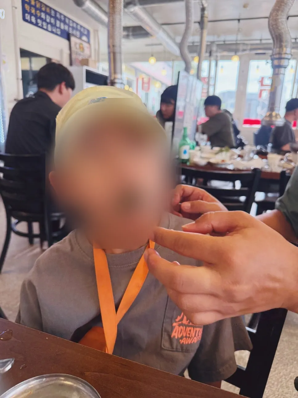 닭갈비를 올린 쌈 한 입