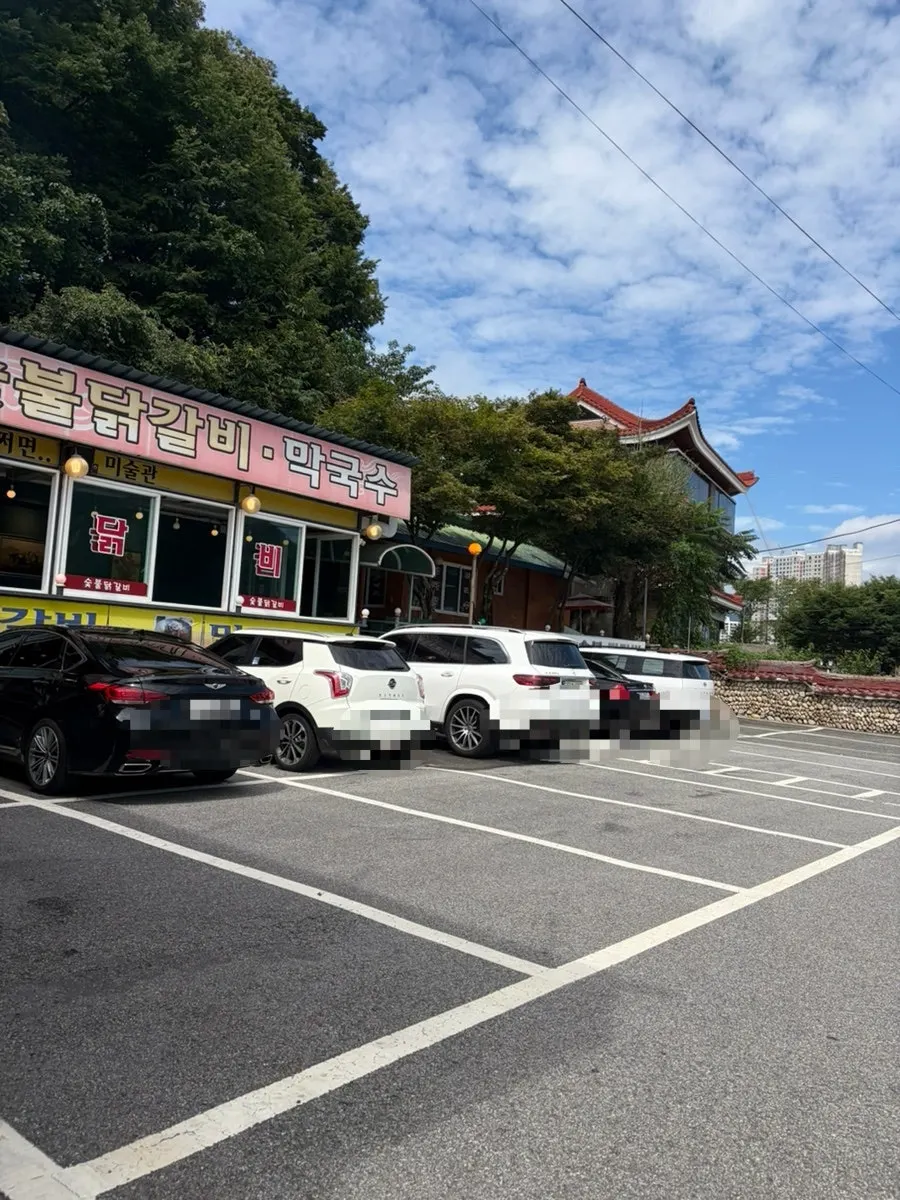 Free parking lot in front of Anbanji Dakgalbi