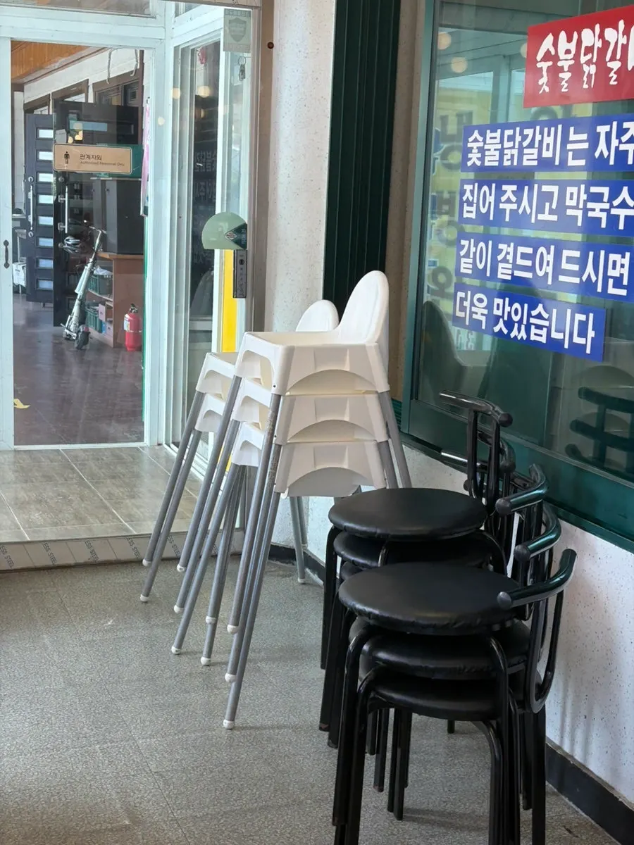 Spacious, comfortable interior of Anbanji Dakgalbi