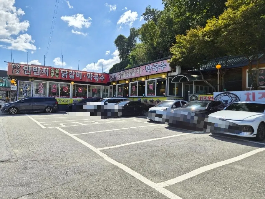 Free parking lot in front of Anbanji Dakgalbi restaurant