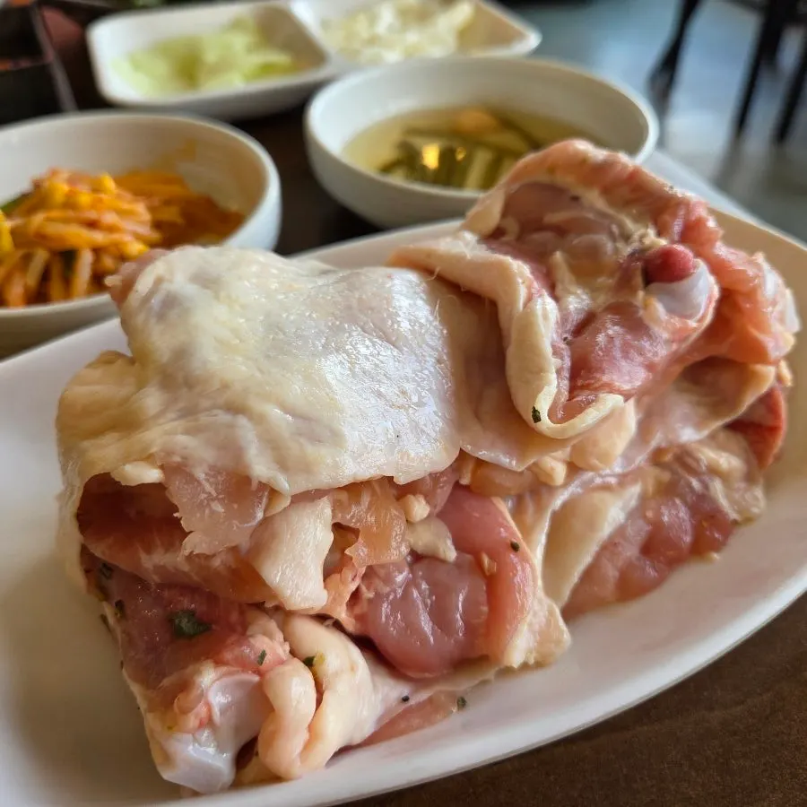테이블에 차려진 밑반찬 상차림
