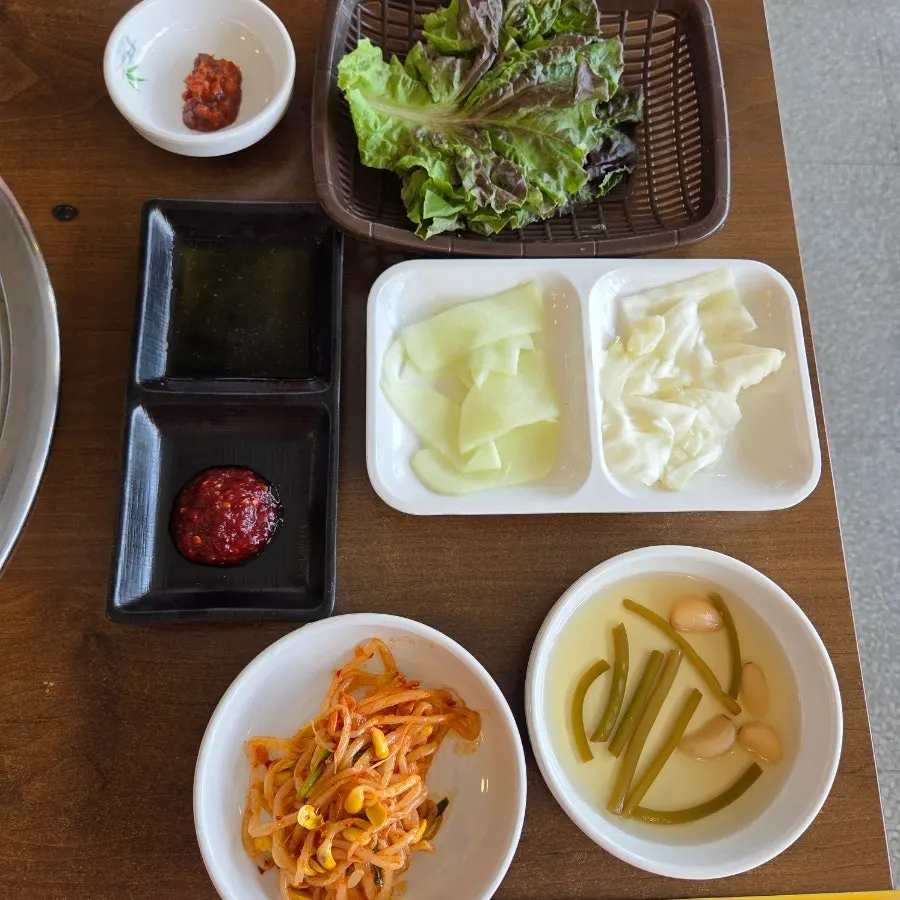 콩나물무침과 쌈무, 동치미 밑반찬
