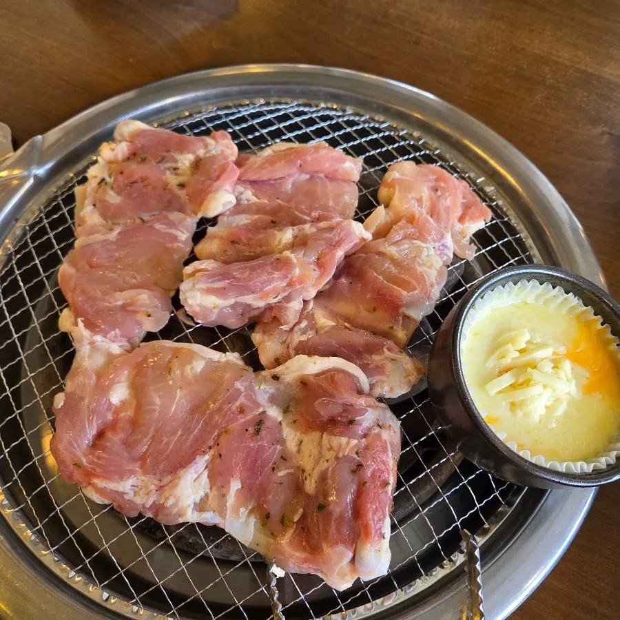 양념 없이 결이 보이는 생 닭갈비