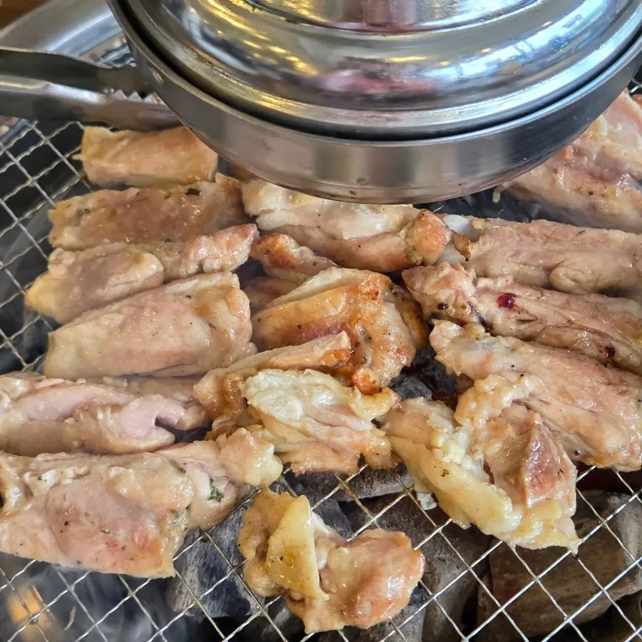 숯불 위에서 노릇하게 익는 소금구이 닭갈비
