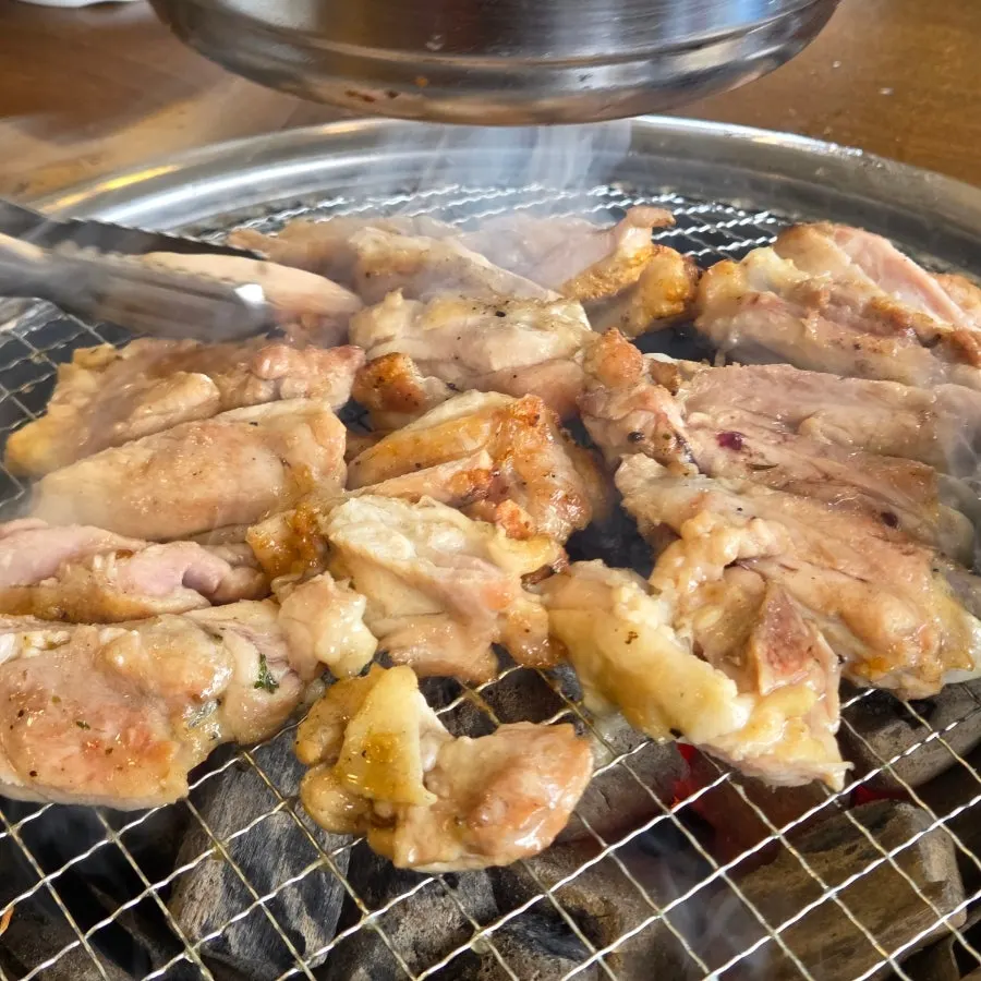 숯불 화로에서 구워지는 닭껍질 붙은 닭갈비