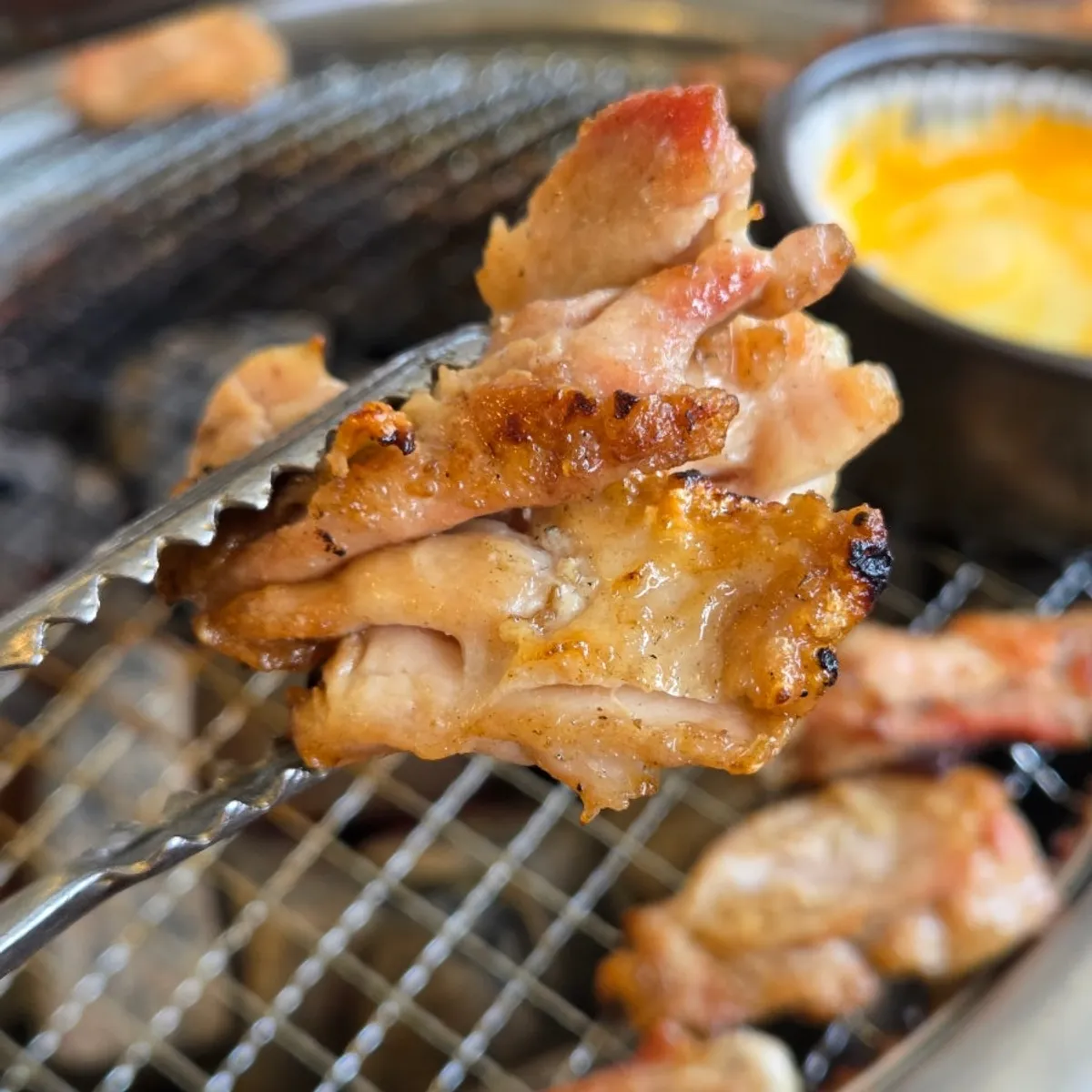 잘 익은 숯불 소금구이 닭갈비 클로즈업