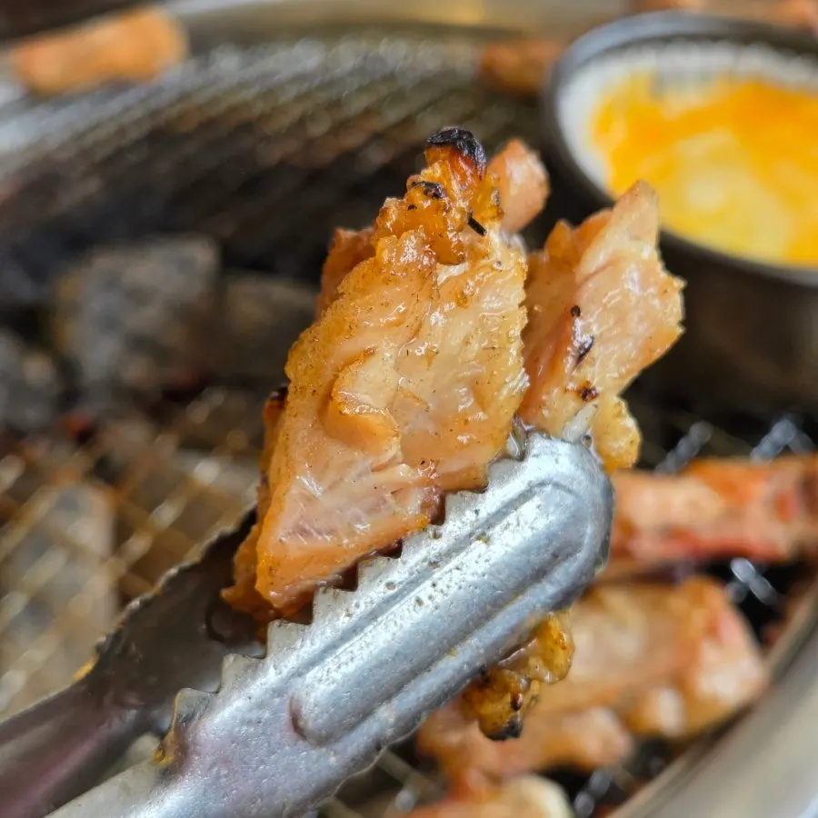 화로 위에 가득 올라간 소금구이 닭갈비