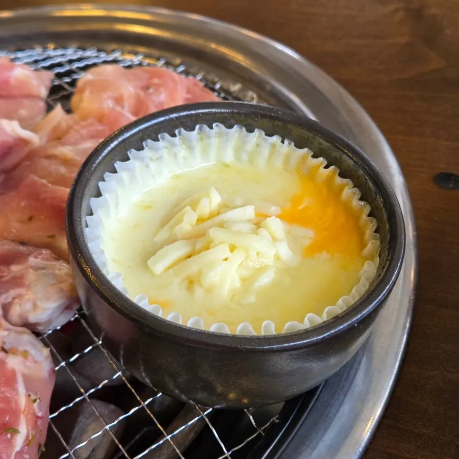 구운 닭갈비 한 점을 집어 올린 모습