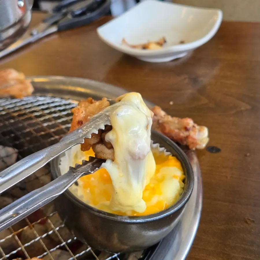 치즈퐁듀에 찍은 소금구이 닭갈비