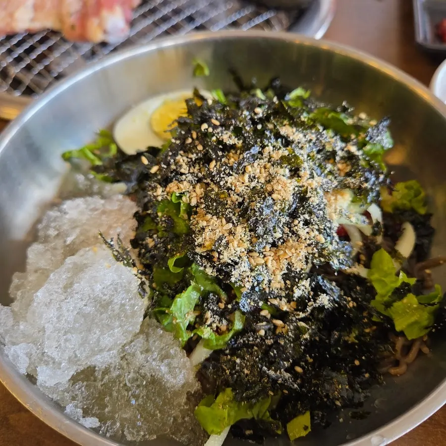채소와 김가루가 올라간 메밀 비빔막국수