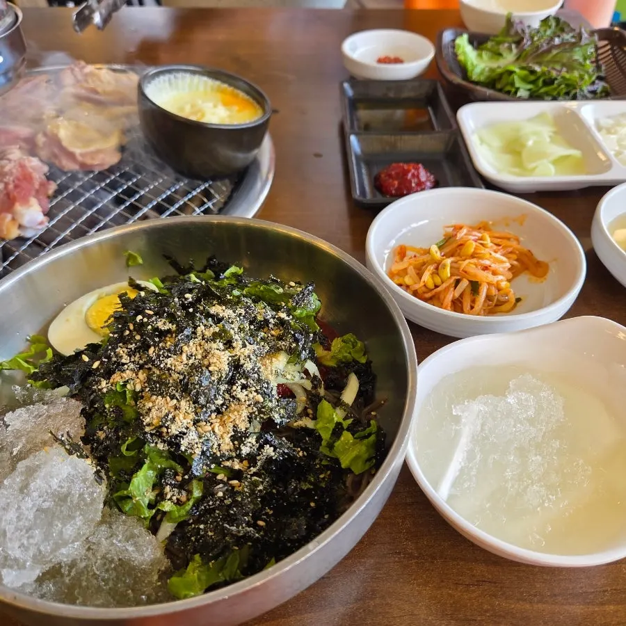 비비기 전 비빔막국수 한 그릇
