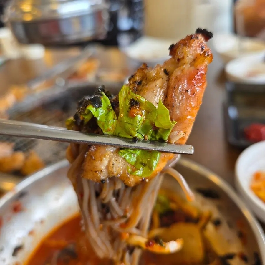 비빔막국수 위에 올린 숯불 닭갈비