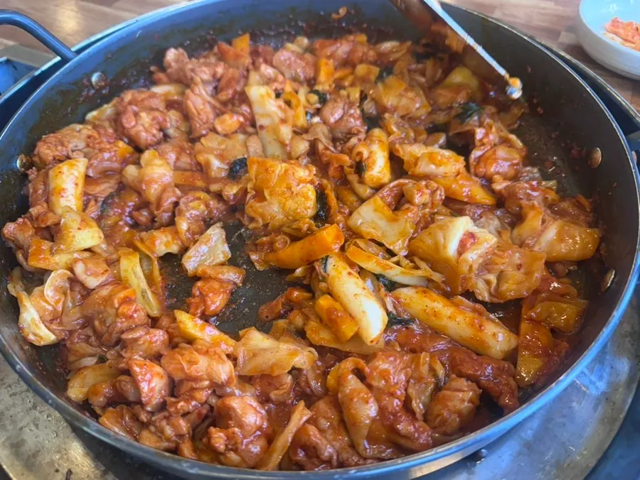 양념이 밴 자연닭갈비 철판 닭갈비