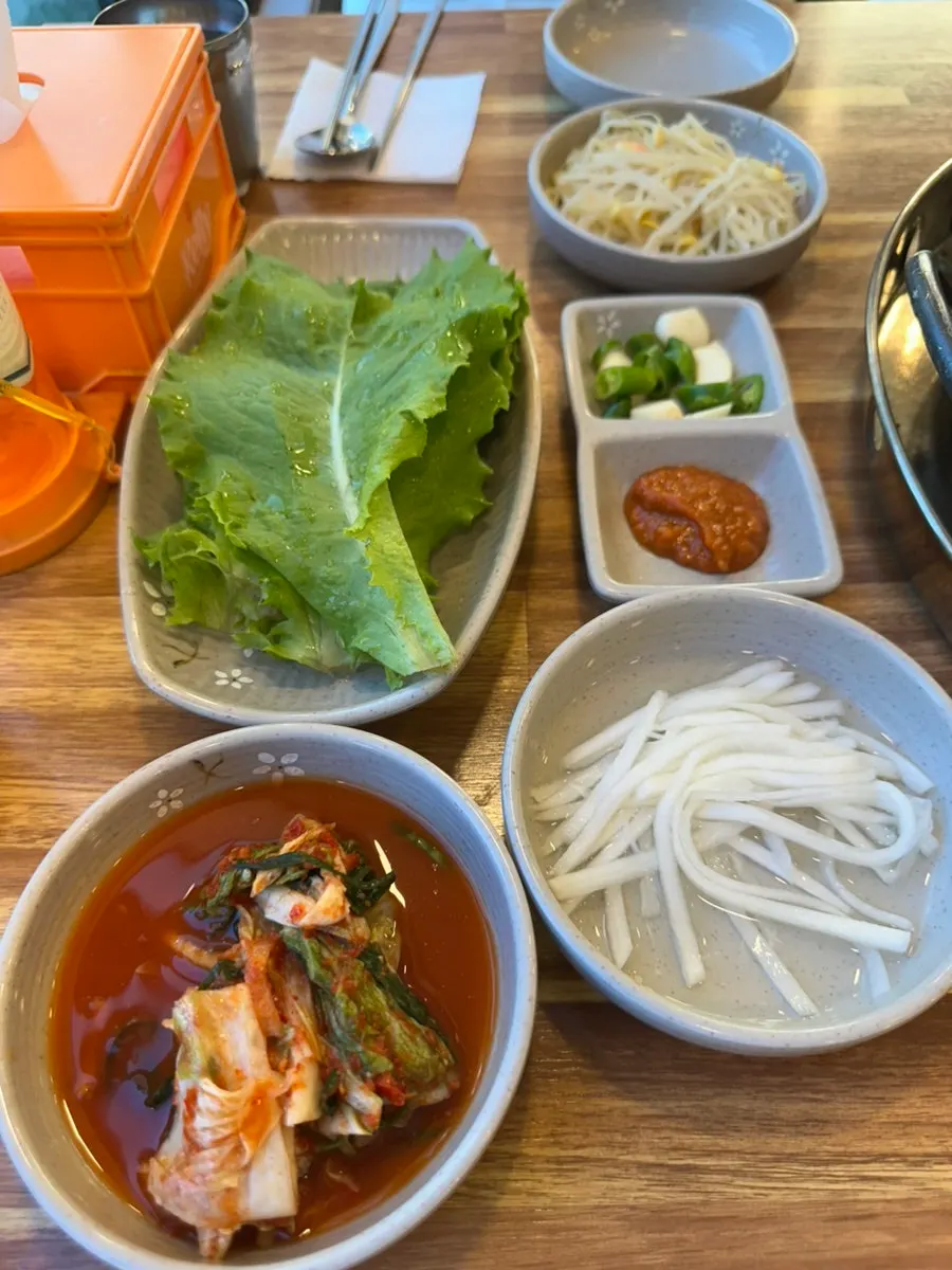 상추와 쌈무 등 자연닭갈비 기본 반찬
