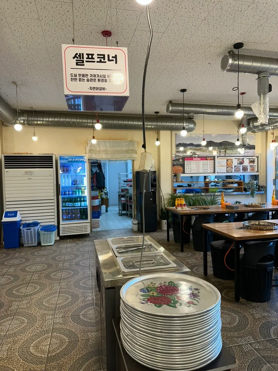 콩나물무침과 배추김치가 깔린 기본 찬 상차림
