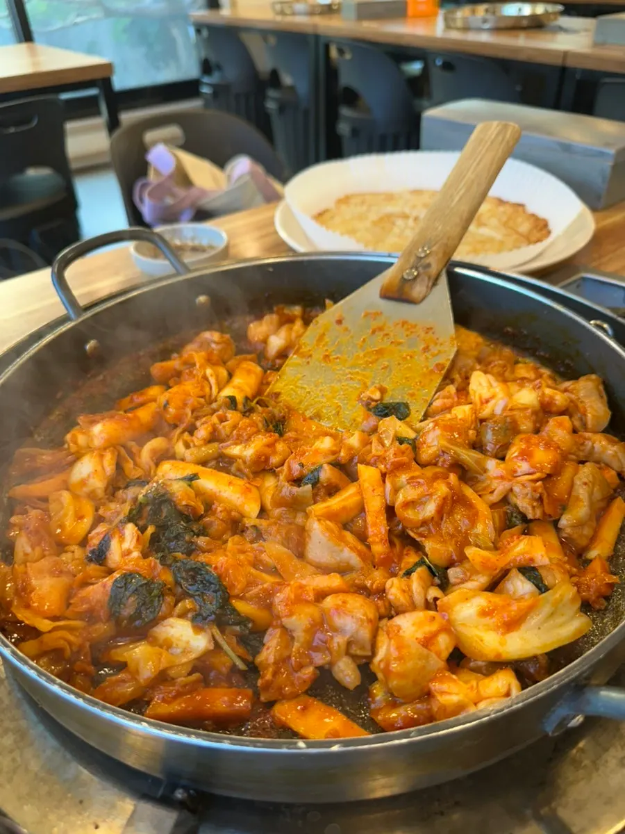 다 볶아진 자연닭갈비 철판 닭갈비