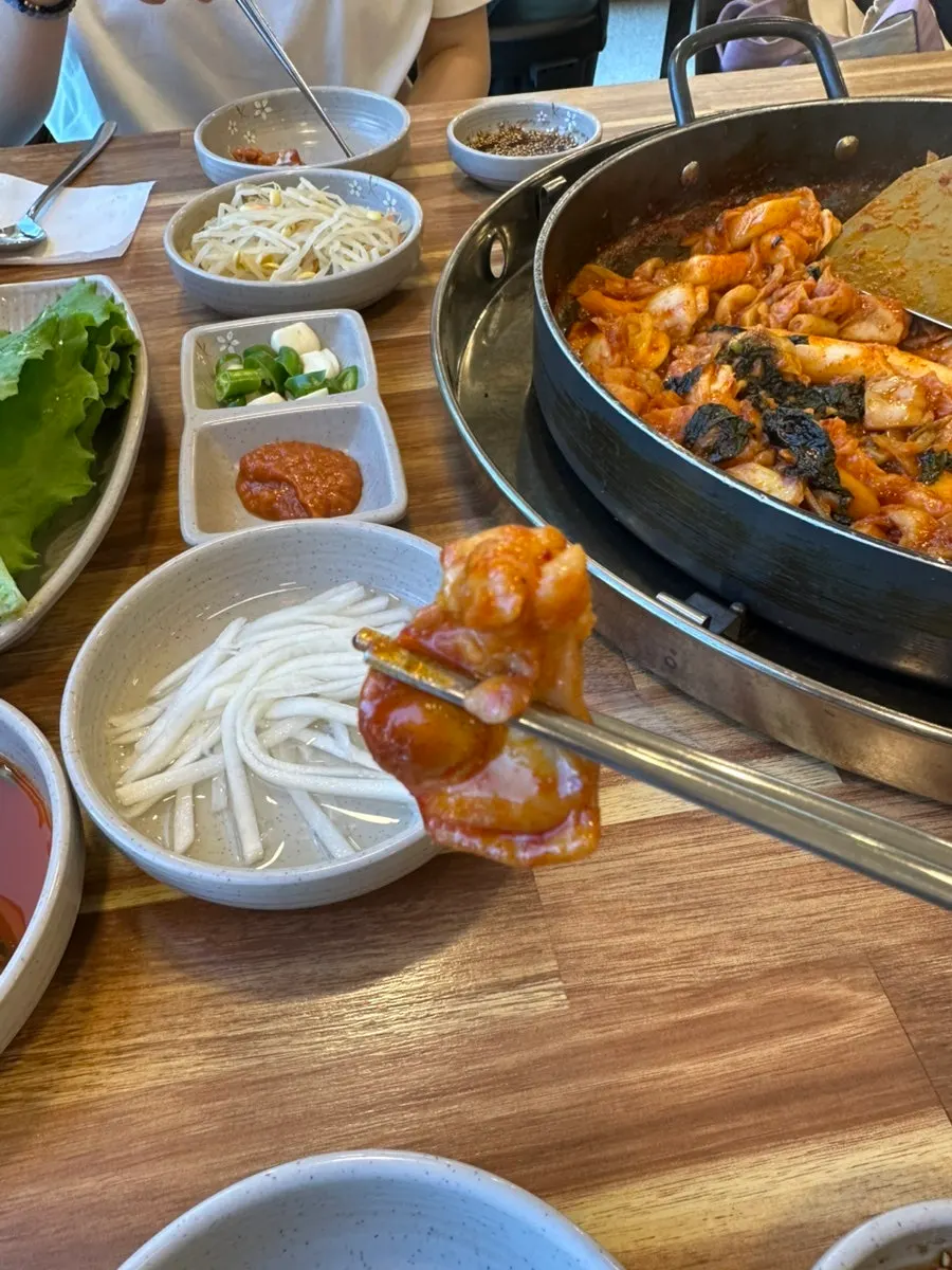 양념장에 찍어 먹는 감자전 조각