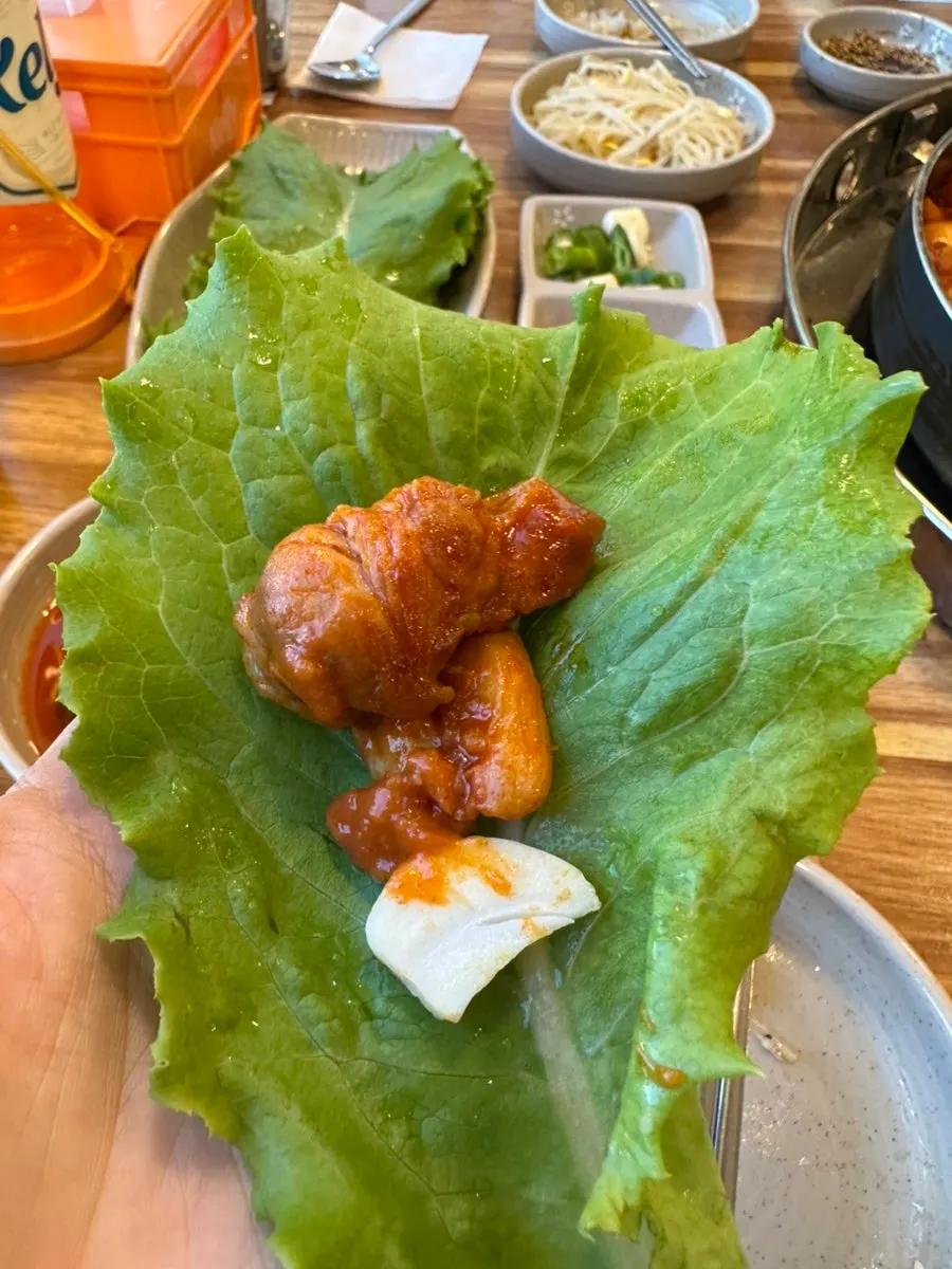 상추에 닭갈비와 마늘 고추를 올린 쌈