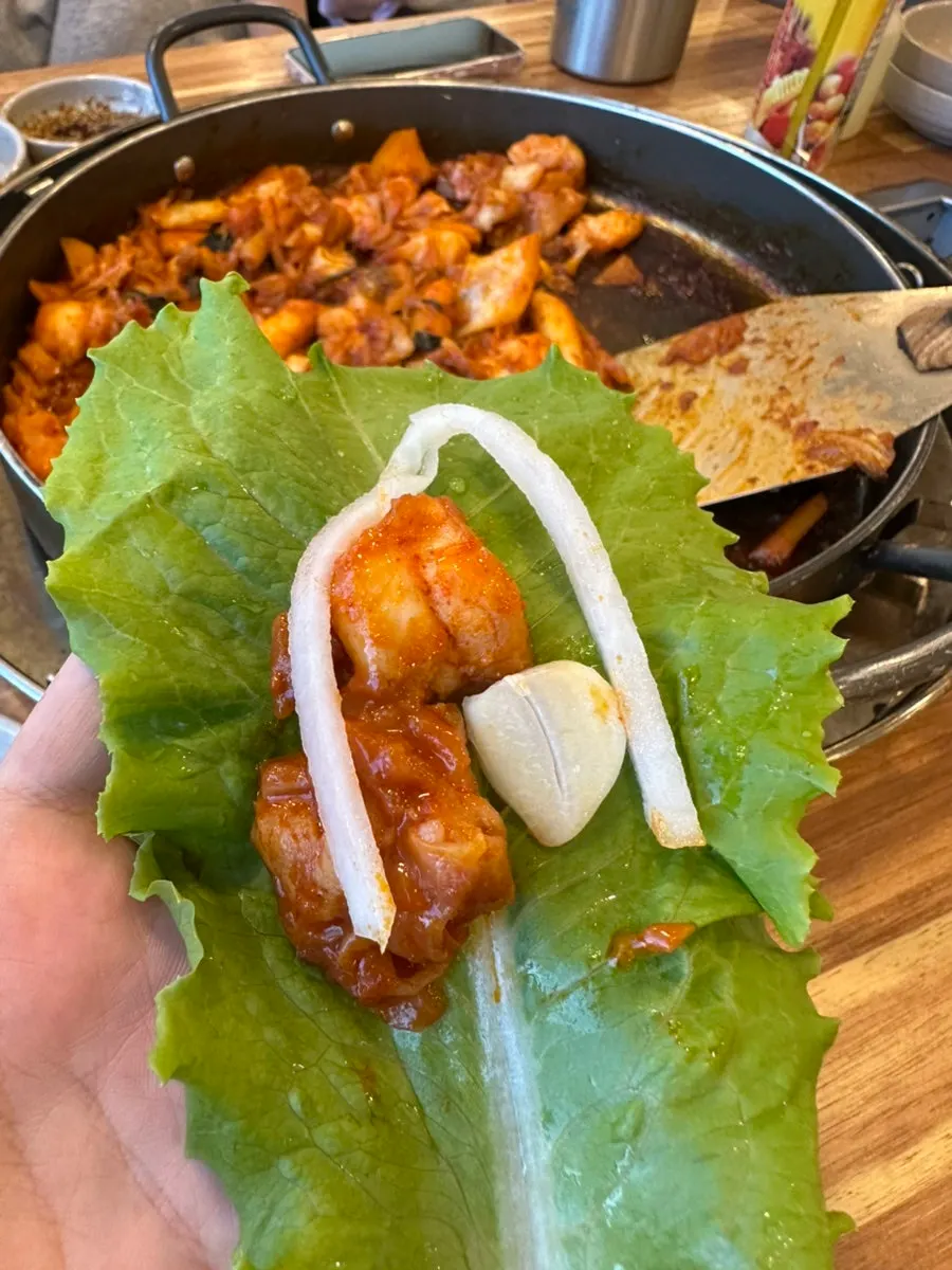 닭갈비 쌈 싸 먹는 모습