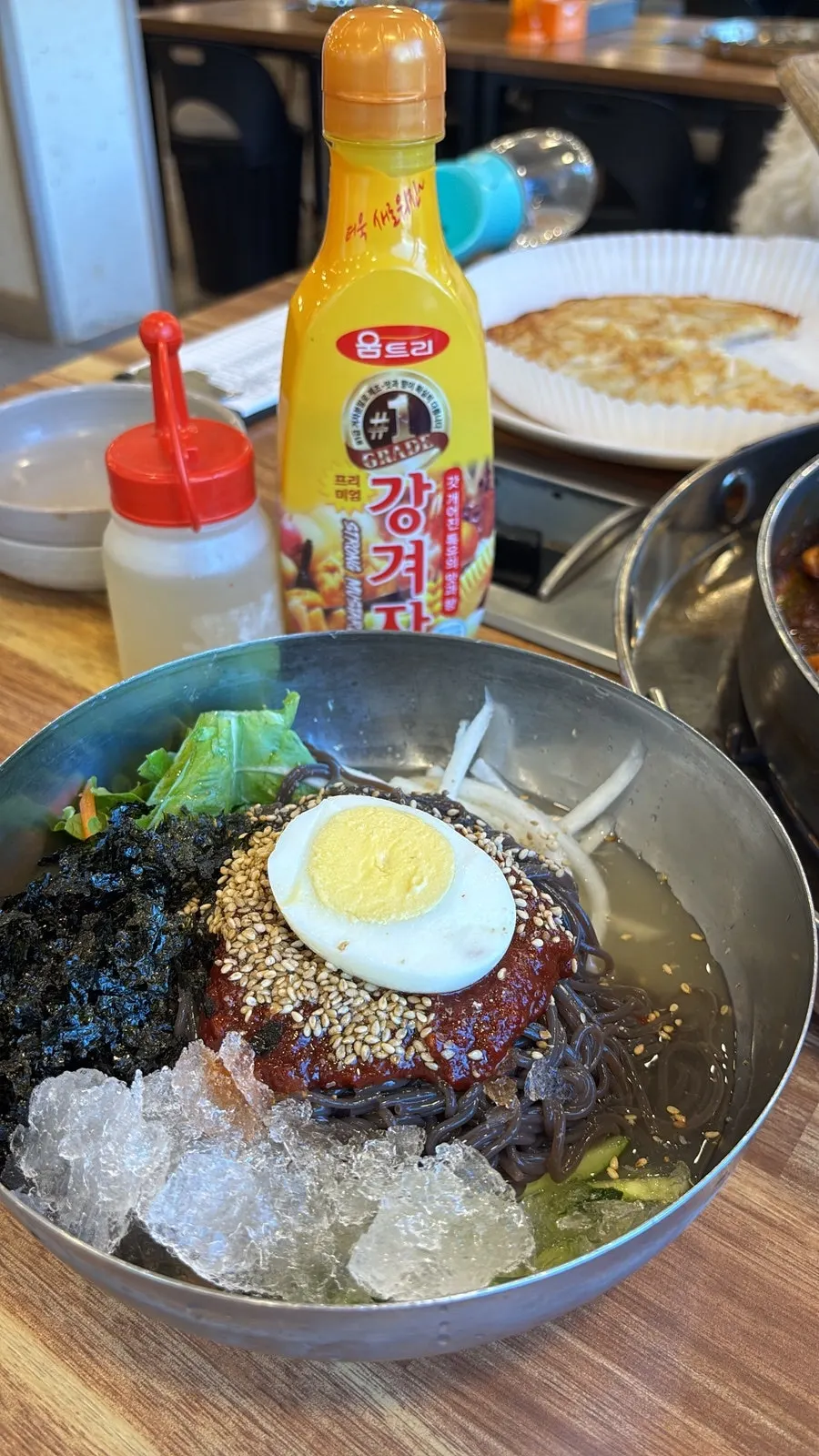 김가루 올린 자연닭갈비 막국수