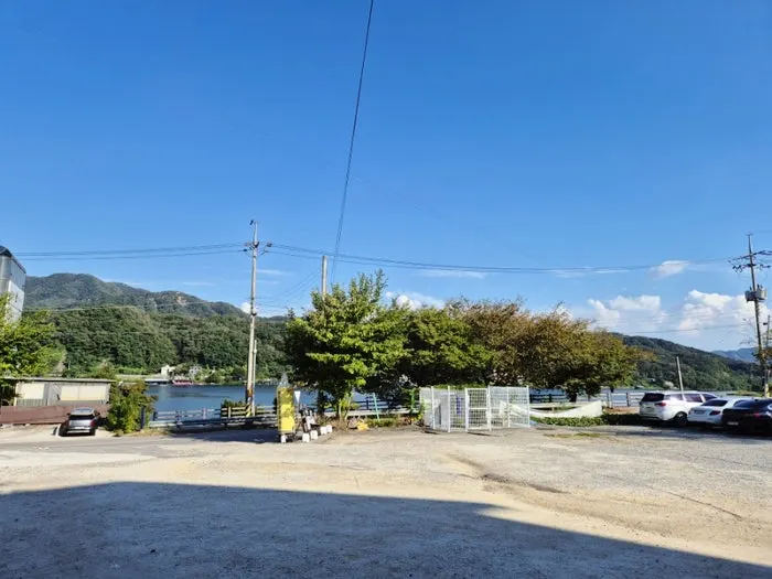 Spacious parking lot in front of the restaurant