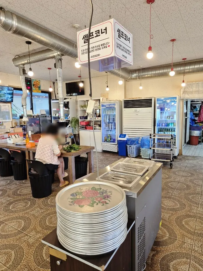 Self-service side dish corner in the middle of the restaurant