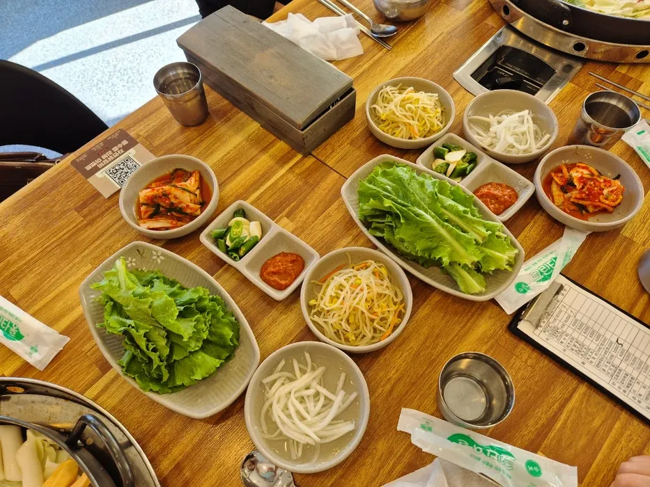 Basic side dishes served with the dakgalbi