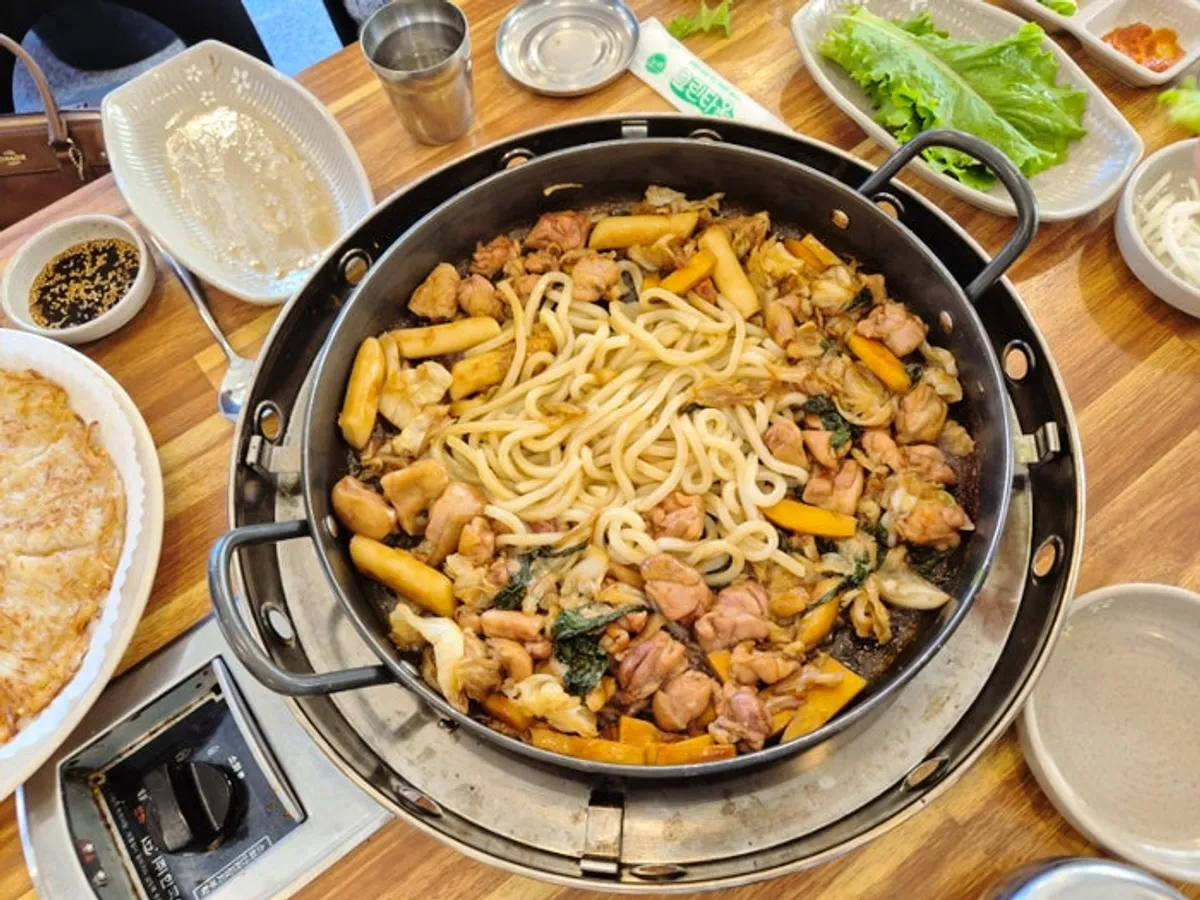 Dakgalbi cooking on the hot plate