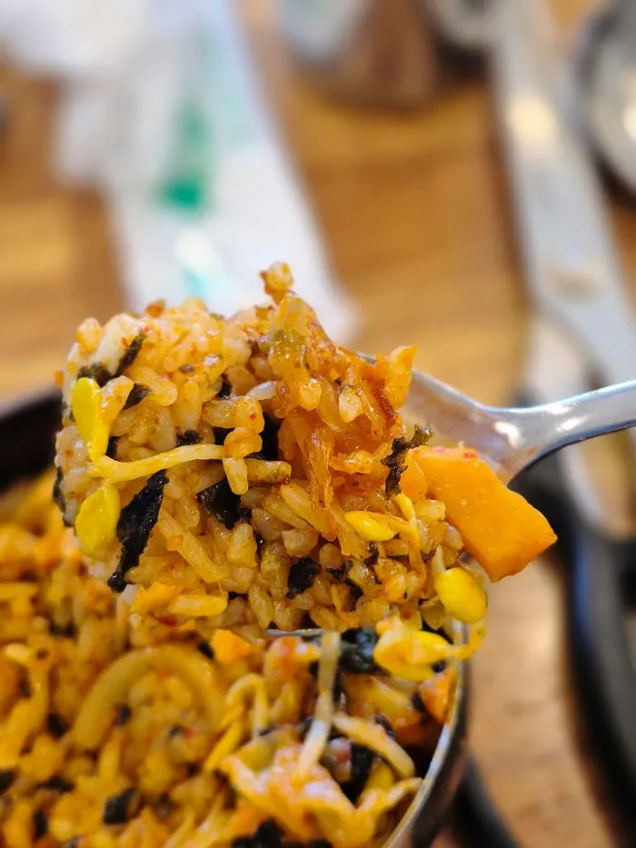 Smoky-flavored dakgalbi fried rice