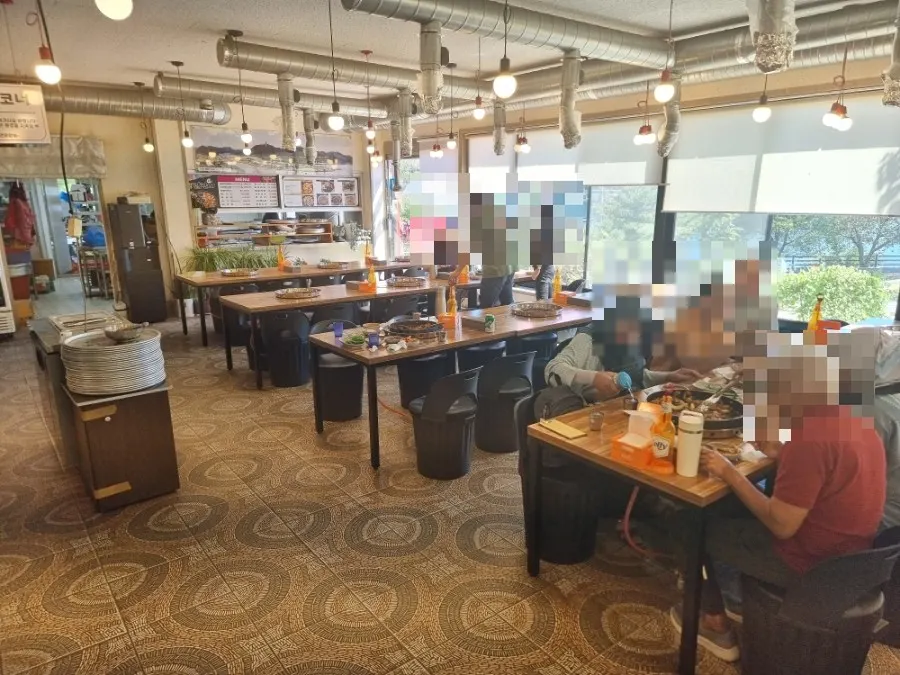 Spacious hall with ventilation at every table