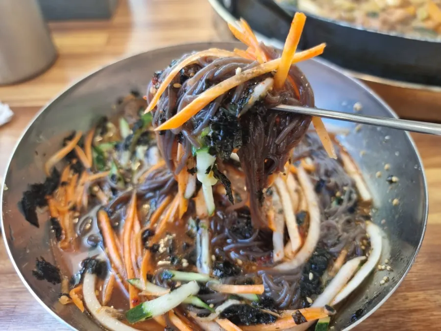 Memil-guksu noodles topped with gim flakes