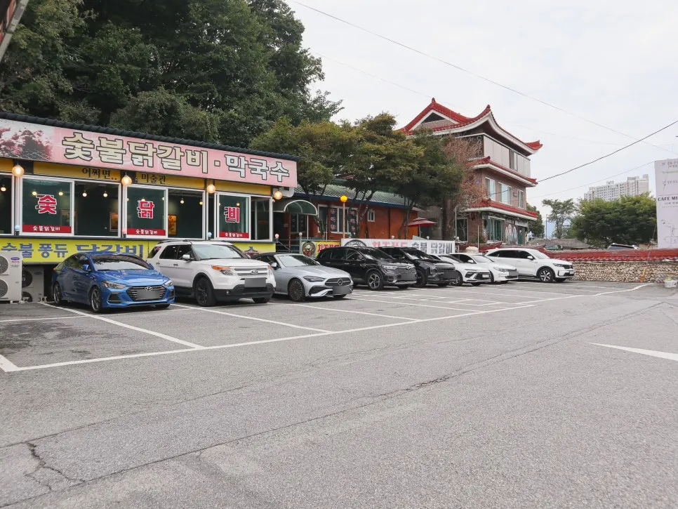 Large parking lot in front of Anbanji Dakgalbi