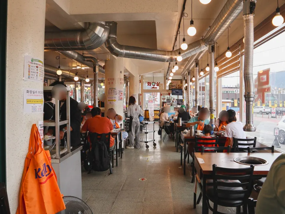 Clean interior and tables at Anbanji Dakgalbi