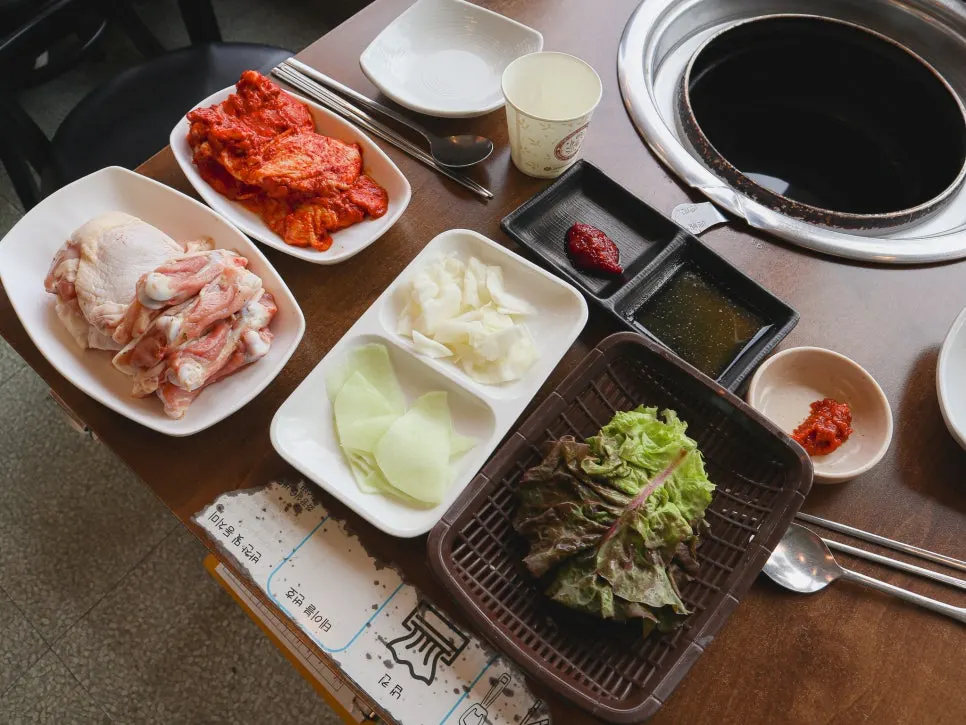 Side dishes served with the dakgalbi