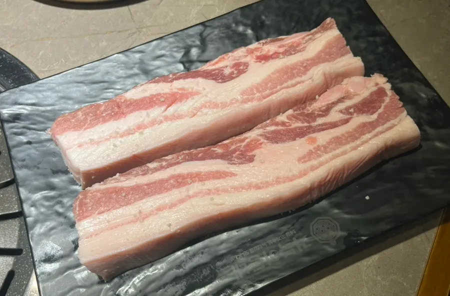 접시에 담긴 숙성 오겹살 500g