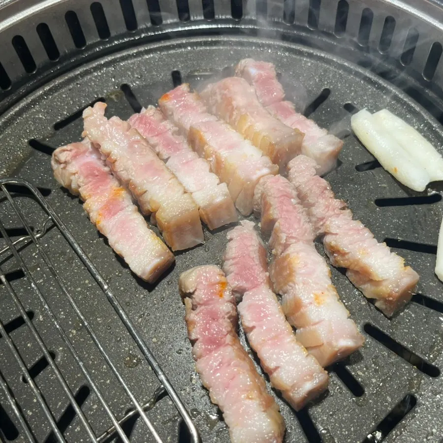 불판에서 노릇하게 구워진 오겹살
