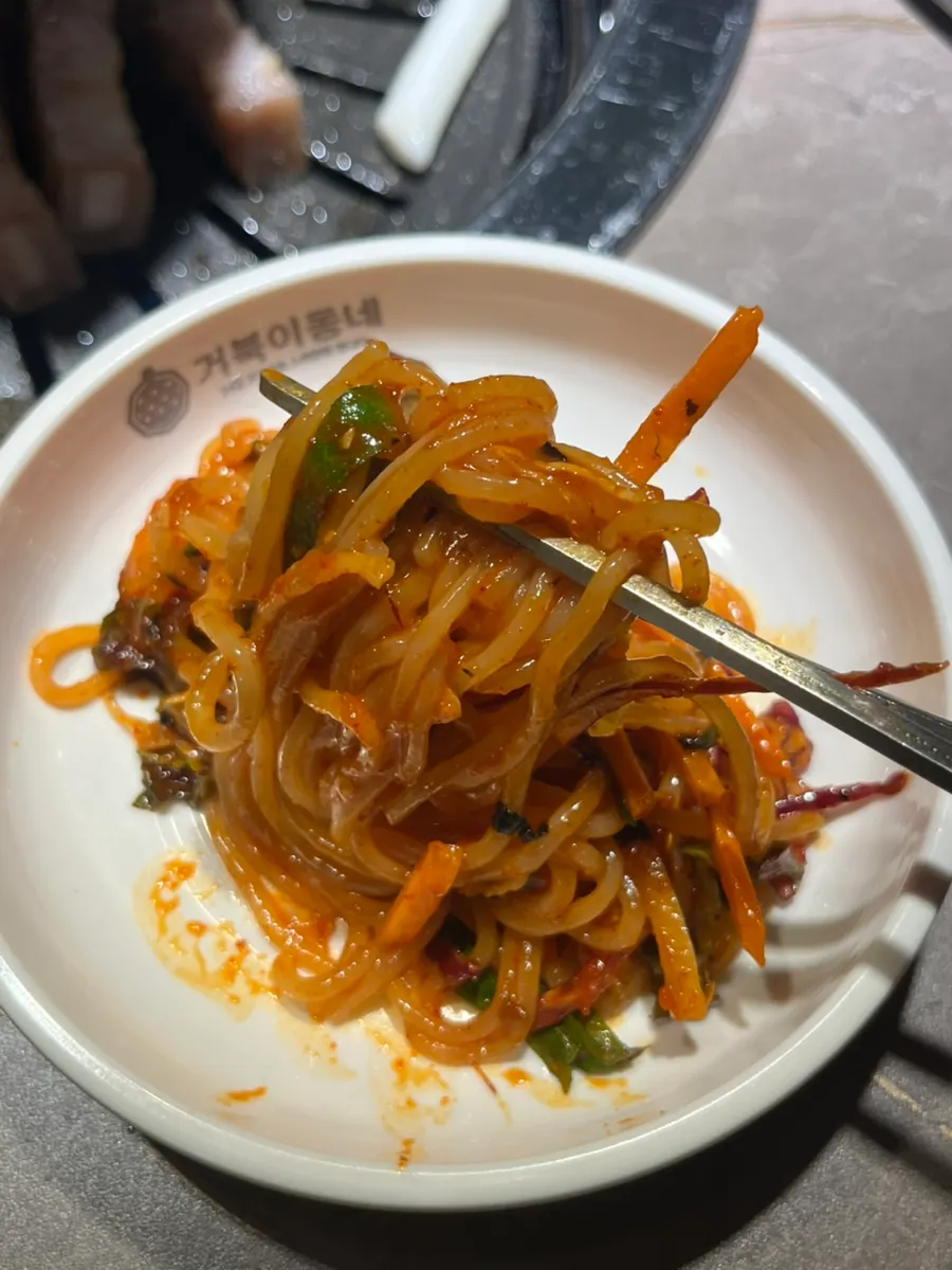 손으로 비벼 완성한 쫄면과 고기 조합