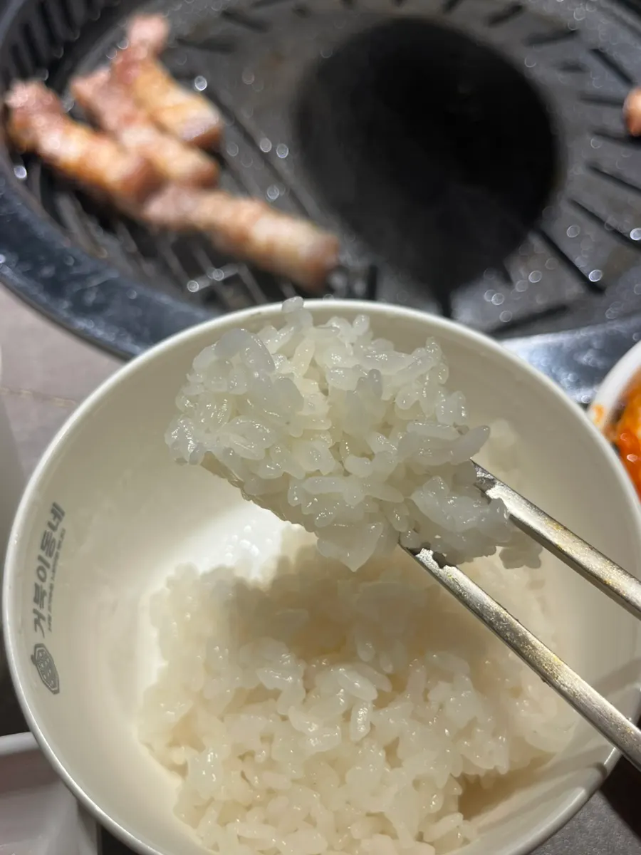 갓 지은 윤기 도는 가마솥밥