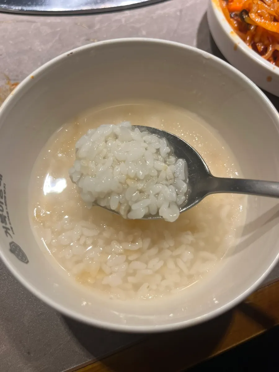 밥과 쫄면 양념, 고기 삼합 한 숟갈