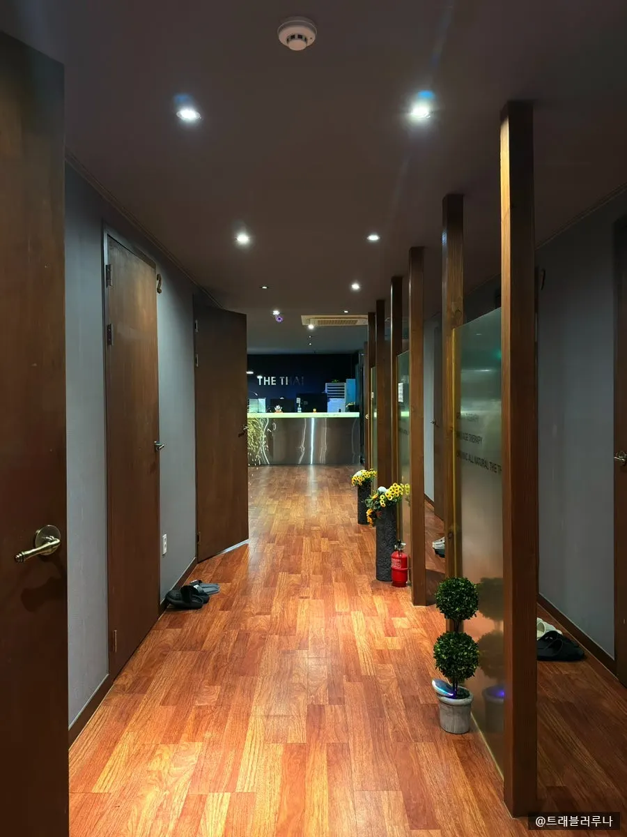 Shop area for guiding reserved visitors