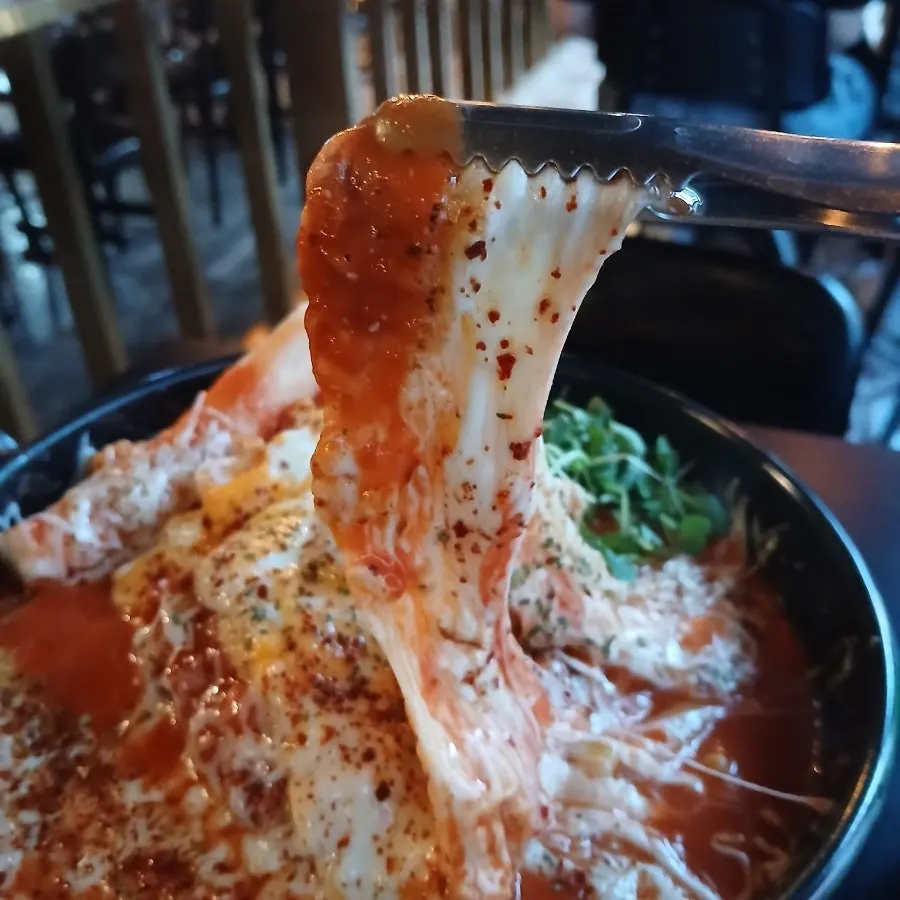 치즈 폭포 닭다리구이 메뉴