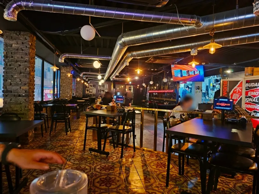 Wrapping up drinks at Budan in Nampo-dong