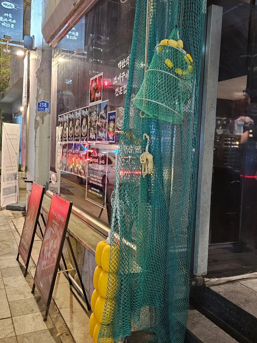 알전구 조명이 켜진 남포 야외 공간