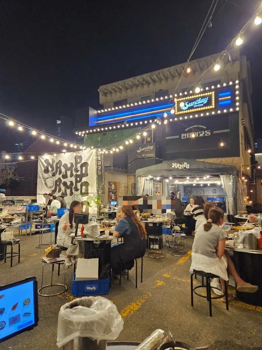 파이프 라인이 보이는 남포 천장과 테이블