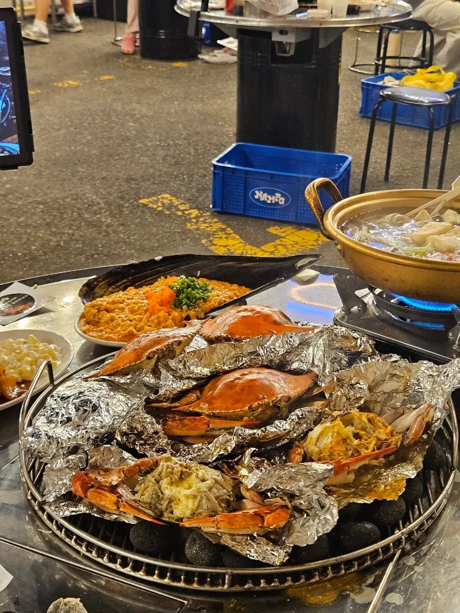 꽃게구이와 키조개 리조또가 함께 놓인 테이블